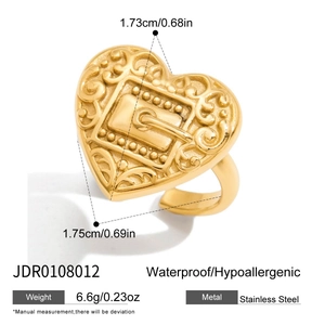 Vue détaillée de la bague coeur en or 18 carats avec acier inoxydable et dimensions