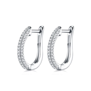 Detail van 925 sterling zilveren oorbellen met dubbele rij zirkonia in een U-vorm design