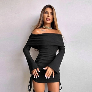 Elegante abito corto in maglia a coste nero con spalle scoperte e coulisse laterale