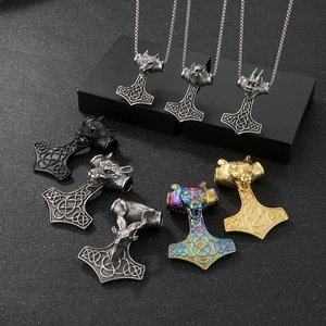 Détails des pendentifs marteau de Thor Mjolnir en finitions argent, noir, or et arc-en-ciel