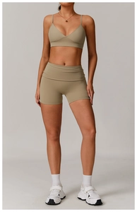 Détail du short de fitness séchage rapide à taille haute croisée de couleur beige