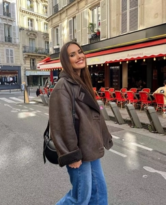 Détail de la veste oversize en peau lainée marron foncé portée dans la rue