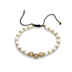 Verstellbares handgewebtes Armband mit weißen Tonperlen und goldfarbenen Zirkonia-Quadraten