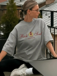 Oversized γκρι βαμβακερό t-shirt με Rich Soul τύπωμα και ρετρό γραφικό έμβλημα