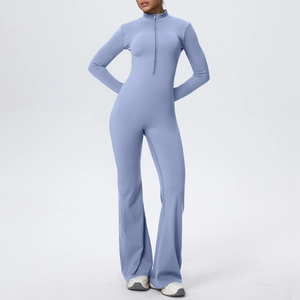 Détail de la couture et du tissu élastique de cette combinaison de yoga bleue