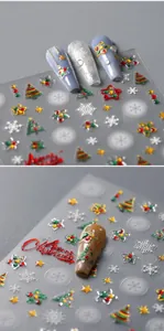 Nahaufnahme von 3D-Relief Weihnachts-Nagelstickern mit Schneeflocken und Gold