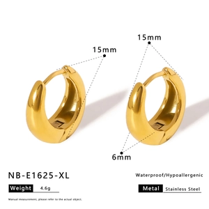 Dettaglio di orecchini a cerchio dorati da 15mm con dimensioni e peso in acciaio inossidabile