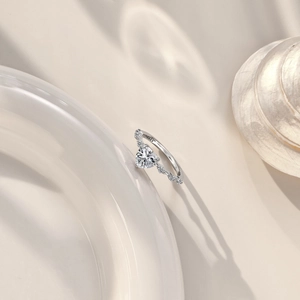 Macro shot of S925 sterling silver ring with heart-shaped zircon and 925 hallmark engraving