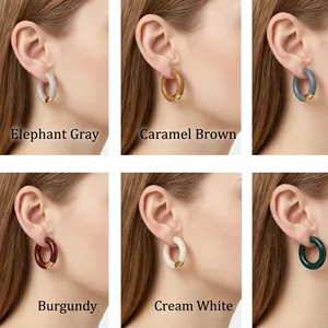 Boucles d'oreilles créoles émaillées en six couleurs en acier titane plaqué or 18 carats