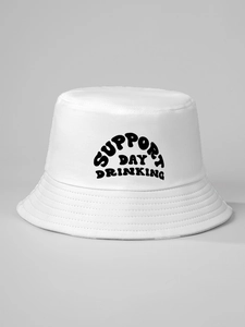 Détail d'un chapeau bob blanc en sergé de coton avec imprimé texte noir stylisé