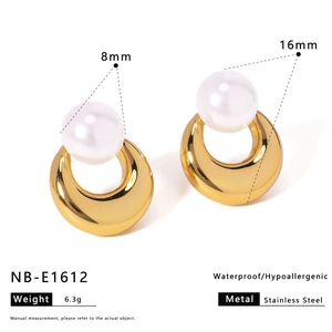 Detail of 8mm pearl earrings in gold stainless steel with size and weight dimensions