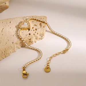 Dettaglio del bracciale tennis cuore oro con inserto cuore bianco e pietre zirconi