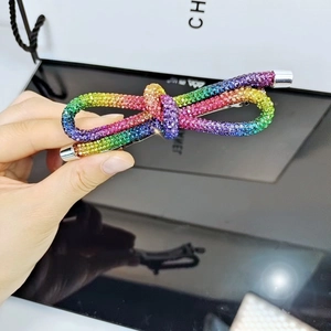 Dettaglio di fermaglio per capelli con fiocco di strass a gradiente colorato