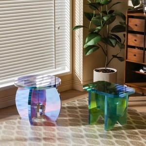 Tavolini in acrilico iridescente di forma rotonda e quadrata con finitura al neon