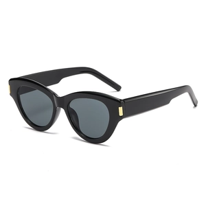 Fashionable oversized cat eye sunglasses in black with UV400 dark grey lenses