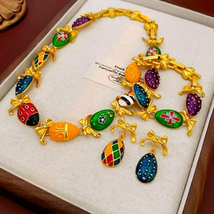 Set di gioielli vintage con motivi a coccinella e uova in una scatola di legno