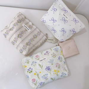 Trousse à maquillage florale bleu et violet avec étiquette tissu et zip pratique