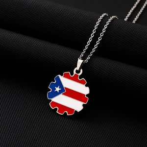 Vue macro du pendentif drapeau Porto Rico avec bordure dentelée et émail goutte d'huile