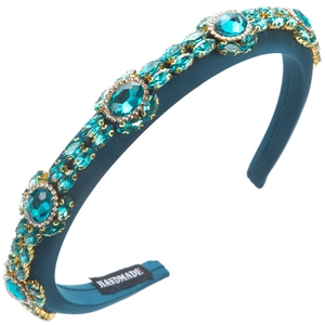 Détail du serre-tête bleu marine orné de strass bleus et d'une étiquette faite main
