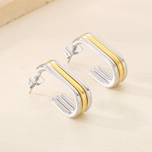 Détail de boucles d'oreilles en acier inoxydable en C avec design triple bande bicolore