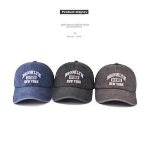 Détail de la broderie BROOKLYN EST. 1631 sur des casquettes en coton lavé de différentes couleurs