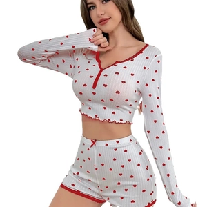 Set da casa bianco due pezzi con stampa a cuori rossi, maglia a maniche lunghe e pantaloncini
