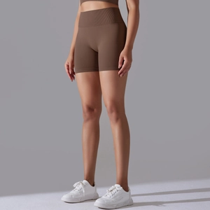 Detail van de naadloze yoga shorts met hoge taille in koffiebruin en nauwe pasvorm
