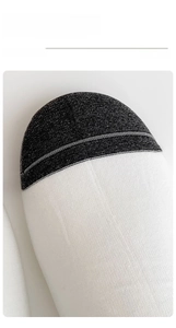 Détail de la couture sans couture aux orteils sur chaussettes en coton noir et blanc
