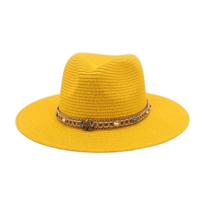 Détail de chapeau de paille jaune avec ruban ethnique perlé et pierres colorées