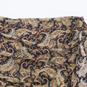 Jupe longue d'automne à imprimé Paisley et motifs vintage sur un fond blanc pur