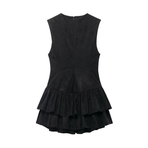 Robe noire sans manches en imitation daim avec ourlet à volants et coupe ajustée