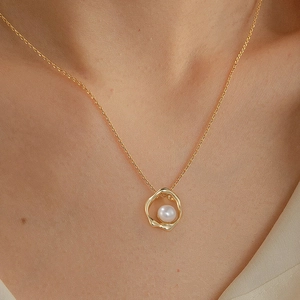 Elegant 925 sterling silver Möbius necklace with a freshwater pearl and gold pendant