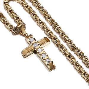 Detail eines goldenen Kreuzanhängers mit Zirkonia an einer byzantinischen Halskette