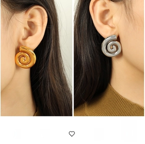 Comparaison détaillée de grandes boucles d'oreilles spirales en finitions or et argent