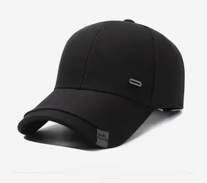 Vue détaillée de la boucle en métal et de l'étiquette sport sur la casquette noire