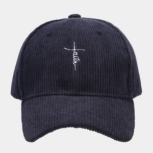 Détail de la broderie croix faith sur la casquette de baseball en velours côtelé bleu
