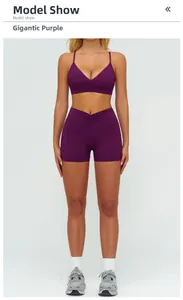 Vista frontale del set da yoga viola prugna con reggiseno a V e pantaloncini a vita alta