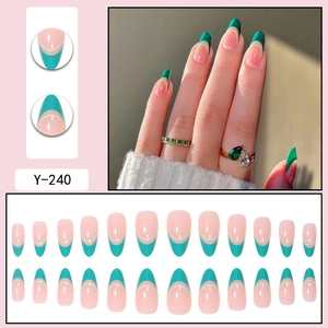 Détail de faux ongles amande vert émeraude et nude avec ensemble de 24 pièces