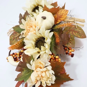 Detail von Herbst-Türhänger mit weißen Kürbissen, Sonnenblumen und Ahornblatt