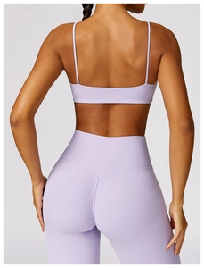 Detail des lila Yoga-Sets mit schmalen Trägern und V-Naht an der Sporthose am Rücken
