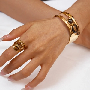 Detail von 18k vergoldetem Edelstahl-Armreif und Ring-Set mit Tigerauge-Edelsteinen