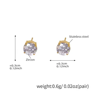 Détail de boucles d'oreilles en zircone 5A avec monture griffes en acier doré