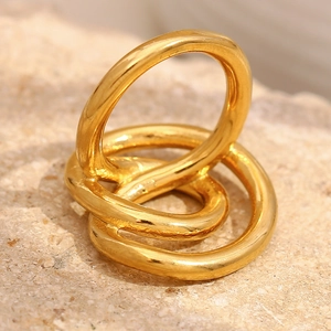 Bague multicouche nouée minimaliste en acier inoxydable plaqué or 18 carats au fini poli