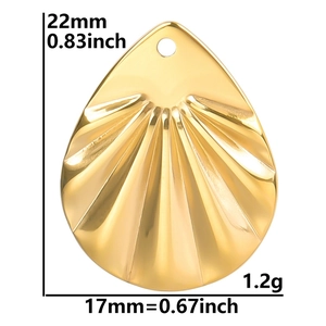 Vue macro d'un pendentif doré en forme d'éventail avec texture radiale et dimensions
