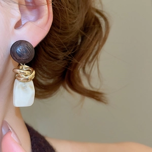 Vue détaillée de boucles d'oreilles rétro en résine avec texture marbrée