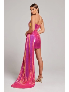 Dettaglio posteriore di un vestito a tubino con paillettes fucsia e un lungo strascico laterale