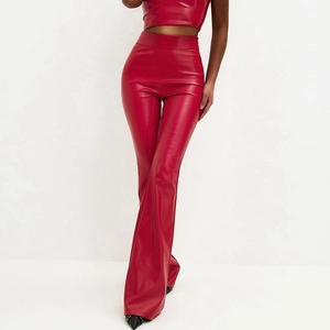Pantaloni a zampa da donna in ecopelle rossa a vita alta con finitura opaca