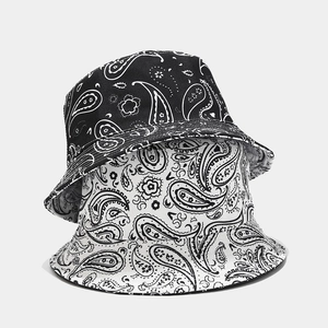 Bob réversible avec motif paisley classique en noir et blanc en toile de coton