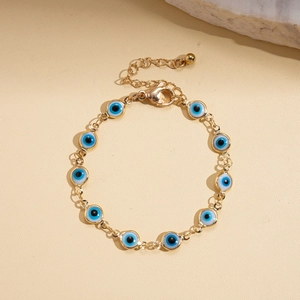 Vue détaillée du bracelet chaîne doré œil bleu en émail avec fermoir réglable