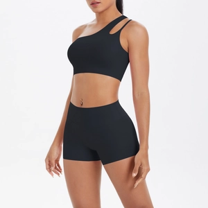 Detail eines schwarzen One-Shoulder Yoga-Bras und High-Waist Shorts Sets mit Cut-Out Design